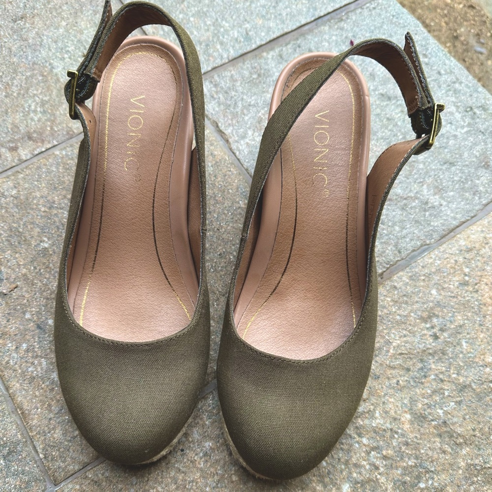 Size 7 Vionic Carolina Espadrille Wedges